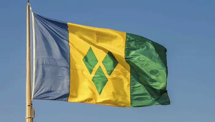 Gerahmter Druck : Die Flagge der Grenadinen flattert im Wind. Gerahmter Druck : Die Flagge der Grenadinen flattert im Wind.
