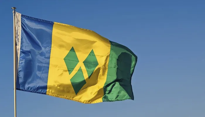 Gerahmter Druck : Das Banner der Grenadinen flattert im Wind. Gerahmter Druck : Das Banner der Grenadinen flattert im Wind.