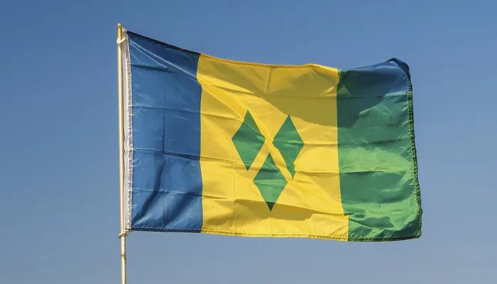 Gerahmter Druck : Die Flagge der Grenadinen flattert im Wind. Gerahmter Druck : Die Flagge der Grenadinen flattert im Wind.