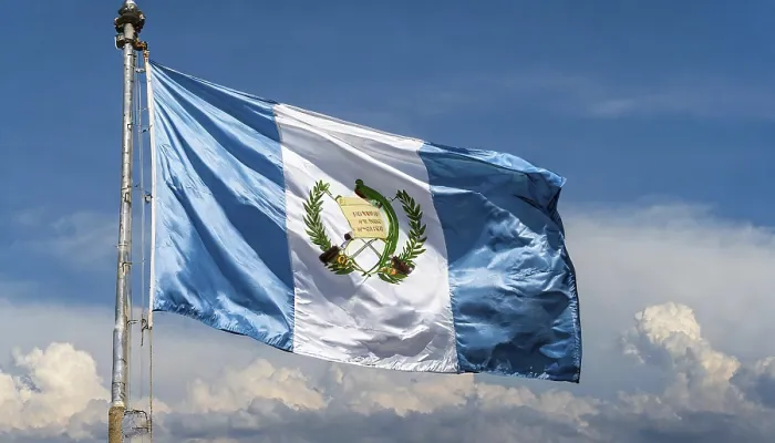 Gerahmter Druck : Das Flaggen von Guatemala, flattert im Wind. Gerahmter Druck : Das Flaggen von Guatemala, flattert im Wind.