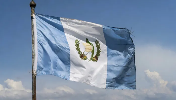 Gerahmter Druck : Das Flagge von Guatemala, flatternd im Wind. Gerahmter Druck : Das Flagge von Guatemala, flatternd im Wind.