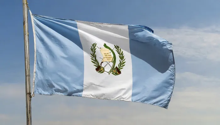 Gerahmter Druck : Das Flagge von Guatemala weht im Wind. Gerahmter Druck : Das Flagge von Guatemala weht im Wind.