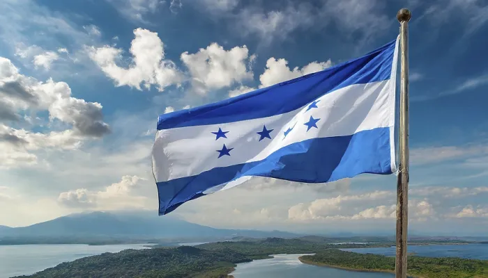 Gerahmter Druck : Die Flagge von Honduras flattert im Wind.
