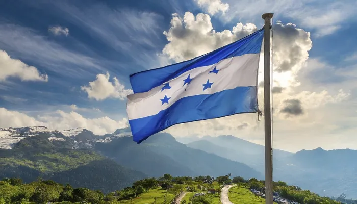 Gerahmter Druck : Die Flagge von Honduras flattert im Wind. Gerahmter Druck : Die Flagge von Honduras flattert im Wind.