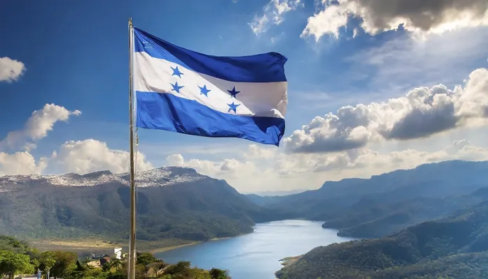 Gerahmter Druck : Die Flagge von Honduras flattert im Wind. Gerahmter Druck : Die Flagge von Honduras flattert im Wind.