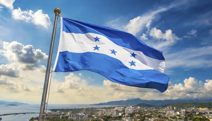 Gerahmter Druck : Die Flagge von Honduras flattert im Wind. Gerahmter Druck : Die Flagge von Honduras flattert im Wind.