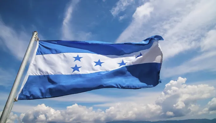 Gerahmter Druck : Die Flagge von Honduras flattert im Wind. Gerahmter Druck : Die Flagge von Honduras flattert im Wind.