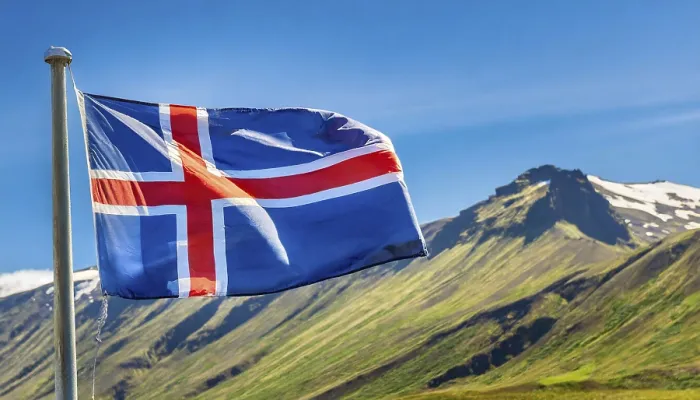 Gerahmter Druck : Die Flagge Islands flattert im Wind. Gerahmter Druck : Die Flagge Islands flattert im Wind.