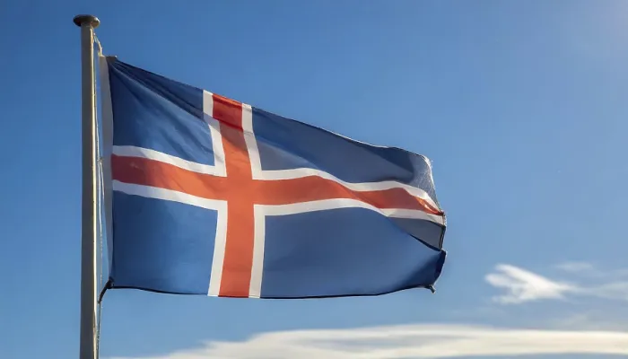 Gerahmter Druck : Die Flagge Islands flattert im Wind. Gerahmter Druck : Die Flagge Islands flattert im Wind.