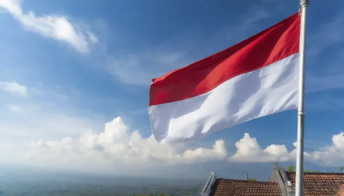 Gerahmter Druck : Die Flagge Indonesiens flattert im Wind. Gerahmter Druck : Die Flagge Indonesiens flattert im Wind.