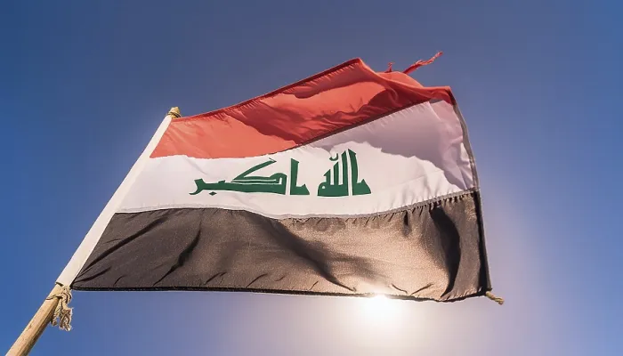 Gerahmter Druck : Die Flagge des Iraks flattert im Wind. Gerahmter Druck : Die Flagge des Iraks flattert im Wind.