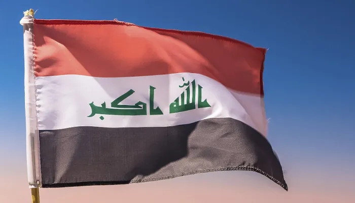 Gerahmter Druck : Die Flagge des Iraks flattert im Wind. Gerahmter Druck : Die Flagge des Iraks flattert im Wind.