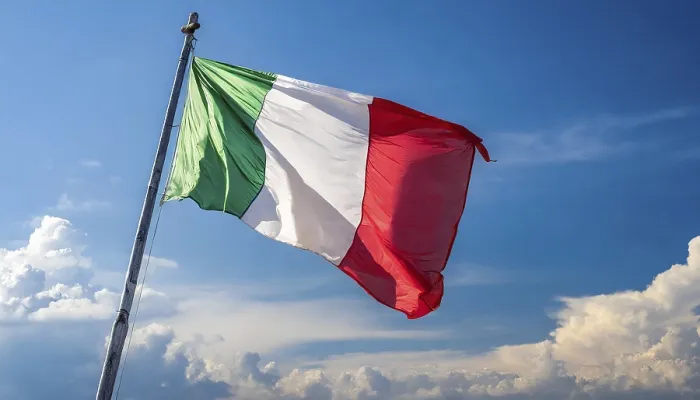 Gerahmter Druck : Die Flagge Italiens flattert im Wind. Gerahmter Druck : Die Flagge Italiens flattert im Wind.