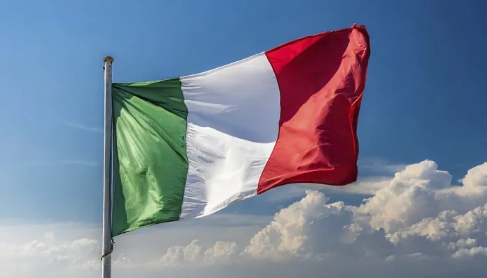 Gerahmter Druck : Die Flagge Italiens flattert im Wind. Gerahmter Druck : Die Flagge Italiens flattert im Wind.