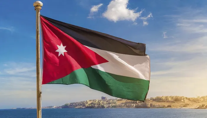 Gerahmter Druck : Die Flagge Jordaniens flattert im Wind. Gerahmter Druck : Die Flagge Jordaniens flattert im Wind.