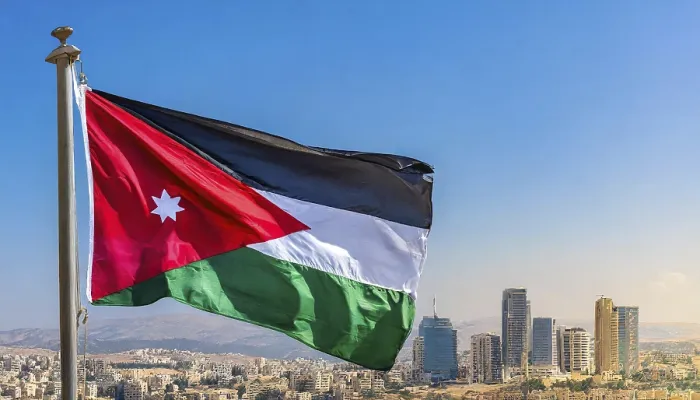 Gerahmter Druck : Die Flagge Jordaniens flattert im Wind. Gerahmter Druck : Die Flagge Jordaniens flattert im Wind.