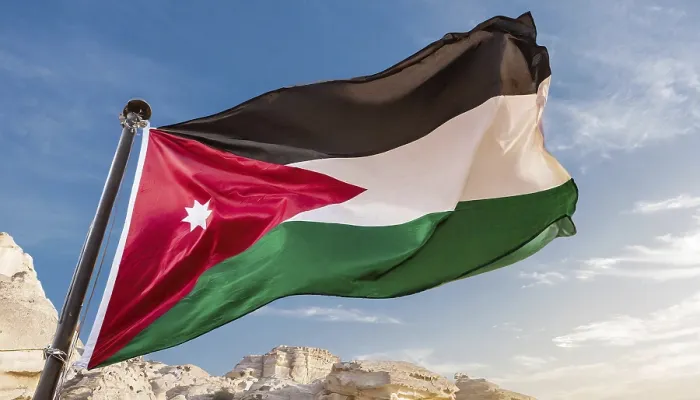 Gerahmter Druck : Das Flagge von Jordan flattert im Wind. Gerahmter Druck : Das Flagge von Jordan flattert im Wind.