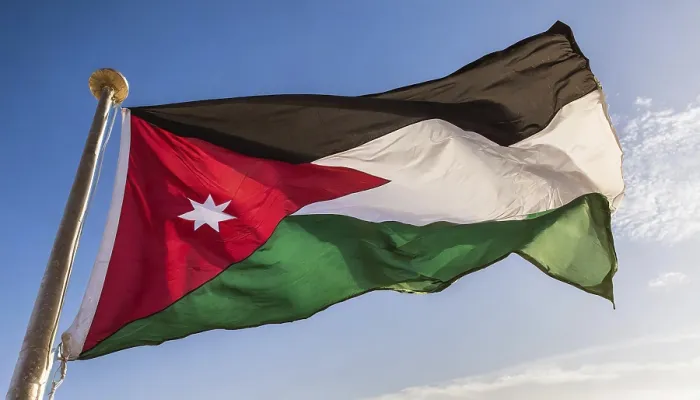 Gerahmter Druck : Die Flagge Jordaniens flattert im Wind. Gerahmter Druck : Die Flagge Jordaniens flattert im Wind.