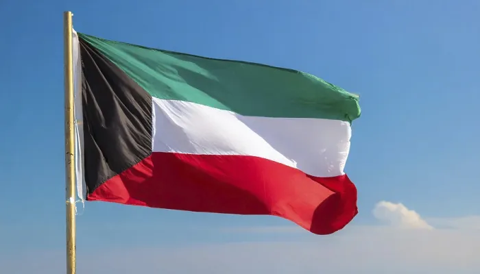 Gerahmter Druck : Die Flagge Kuwaits flattert im Wind. Gerahmter Druck : Die Flagge Kuwaits flattert im Wind.
