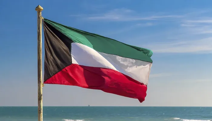 Gerahmter Druck : Die Flagge Kuwaits flattert im Wind. Gerahmter Druck : Die Flagge Kuwaits flattert im Wind.