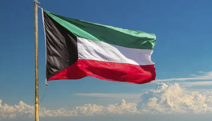 Gerahmter Druck : Die Flagge Kuwaits flattert im Wind. Gerahmter Druck : Die Flagge Kuwaits flattert im Wind.
