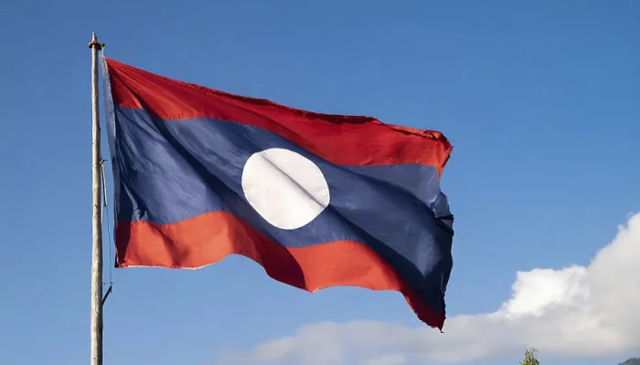 Gerahmter Druck : Die Flagge von Laos flattert im Wind. Gerahmter Druck : Die Flagge von Laos flattert im Wind.