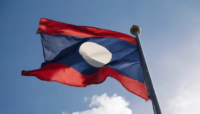 Gerahmter Druck : Die Flagge von Laos flattert im Wind. Gerahmter Druck : Die Flagge von Laos flattert im Wind.