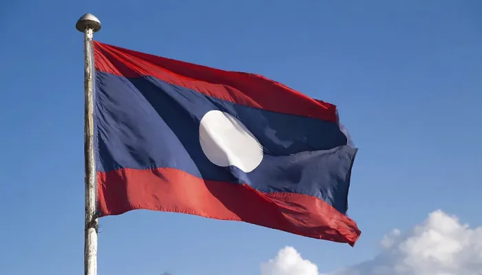 Gerahmter Druck : Die Flagge von Laos flattert im Wind. Gerahmter Druck : Die Flagge von Laos flattert im Wind.