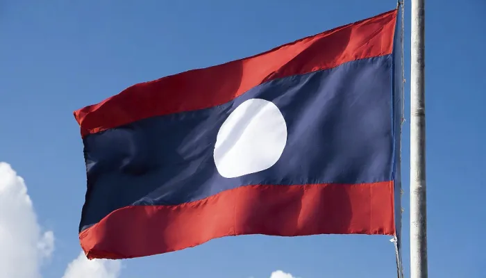 Gerahmter Druck : Die Flagge von Laos flattert im Wind. Gerahmter Druck : Die Flagge von Laos flattert im Wind.