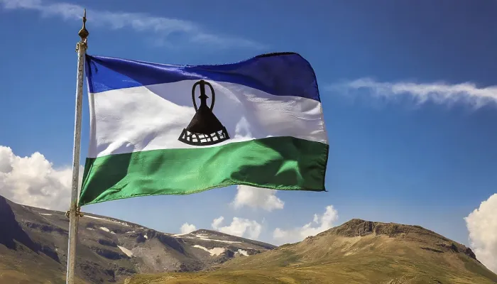 Gerahmter Druck : Das Flagge von Lesotho, flatternd im Wind. Gerahmter Druck : Das Flagge von Lesotho, flatternd im Wind.