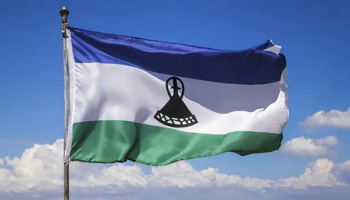 Gerahmter Druck : Das Flagge von Lesotho, flattert im Wind. Gerahmter Druck : Das Flagge von Lesotho, flattert im Wind.
