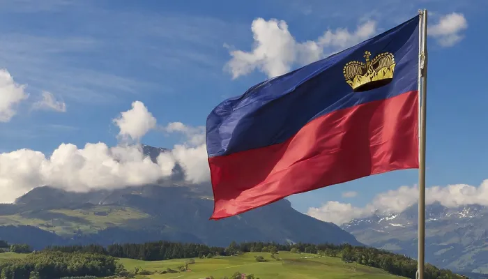Gerahmter Druck : Die Flagge von Liechtenstein flattert im Wind. Gerahmter Druck : Die Flagge von Liechtenstein flattert im Wind.