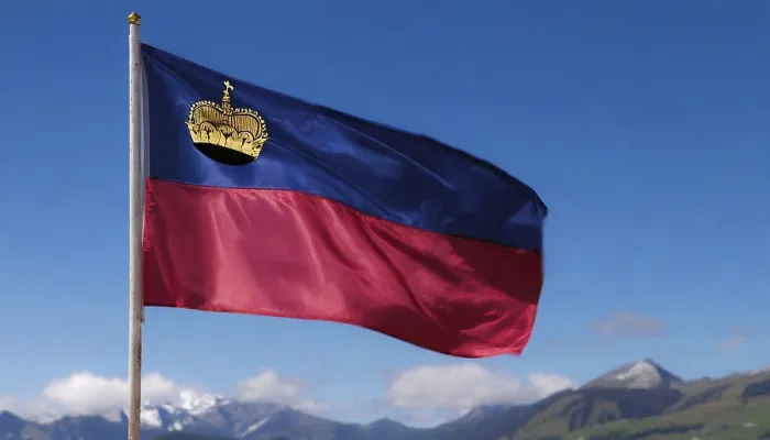 Gerahmter Druck : Die Flagge von Liechtenstein weht im Wind. Gerahmter Druck : Die Flagge von Liechtenstein weht im Wind.