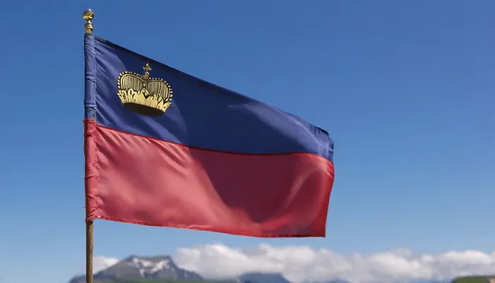 Gerahmter Druck : Die Flagge von Liechtenstein flattert im Wind. Gerahmter Druck : Die Flagge von Liechtenstein flattert im Wind.