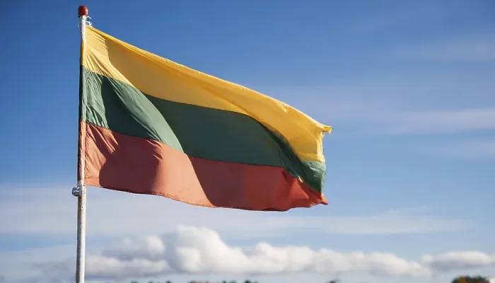 Gerahmter Druck : Die Flagge Litauens flattert im Wind. Gerahmter Druck : Die Flagge Litauens flattert im Wind.