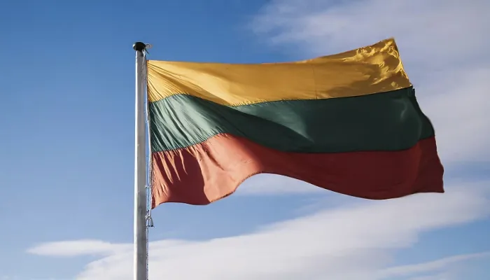 Gerahmter Druck : Die Flagge Litauens flattert im Wind. Gerahmter Druck : Die Flagge Litauens flattert im Wind.