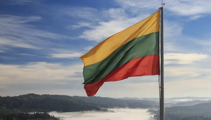 Gerahmter Druck : Die Flagge Litauens flattert im Wind. Gerahmter Druck : Die Flagge Litauens flattert im Wind.