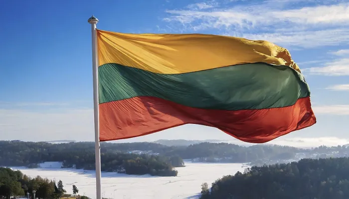 Gerahmter Druck : Die Flagge Litauens flattert im Wind. Gerahmter Druck : Die Flagge Litauens flattert im Wind.