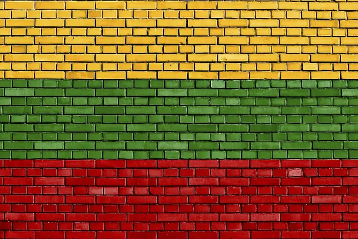 Gerahmter Druck : Flagge Litauens auf Ziegelmauer gemalt. Gerahmter Druck : Flagge Litauens auf Ziegelmauer gemalt.