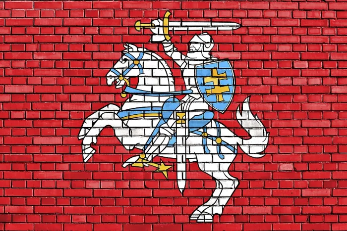 Gerahmter Druck : Flagge von Litauen auf einem Ziegelmauer gemalt. Gerahmter Druck : Flagge von Litauen auf einem Ziegelmauer gemalt.