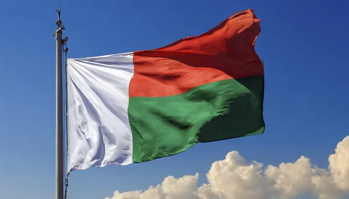Gerahmter Druck : Die Flagge Madagaskars flattert im Wind. Gerahmter Druck : Die Flagge Madagaskars flattert im Wind.
