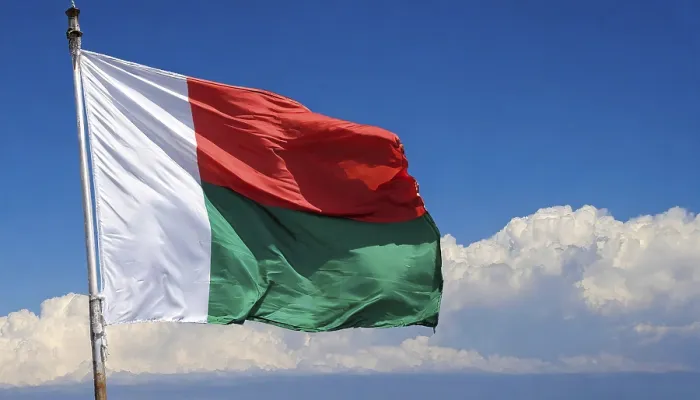 Gerahmter Druck : Das Flagge von Madagaskar flattert im Wind. Gerahmter Druck : Das Flagge von Madagaskar flattert im Wind.