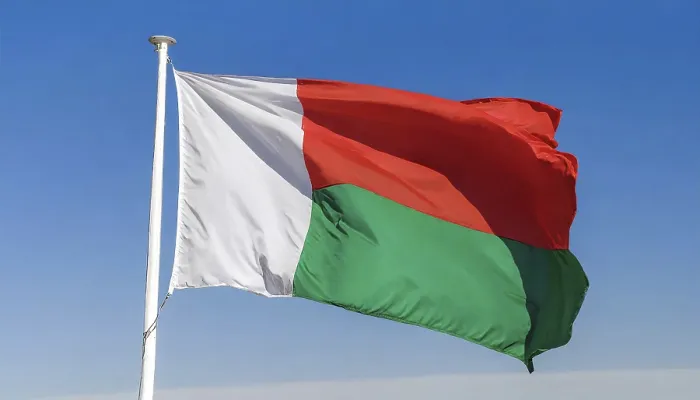 Gerahmter Druck : Das Flagge von Madagaskar, flatternd im Wind. Gerahmter Druck : Das Flagge von Madagaskar, flatternd im Wind.