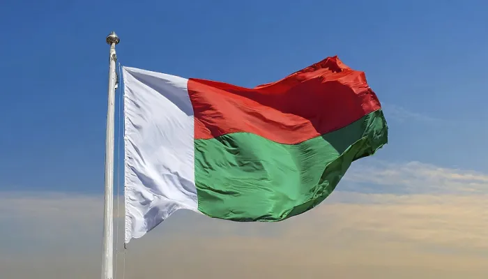 Gerahmter Druck : Das Flagge von Madagaskar weht im Wind. Gerahmter Druck : Das Flagge von Madagaskar weht im Wind.