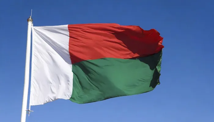 Gerahmter Druck : Das Flagge von Madagaskar weht in der Luft. Gerahmter Druck : Das Flagge von Madagaskar weht in der Luft.