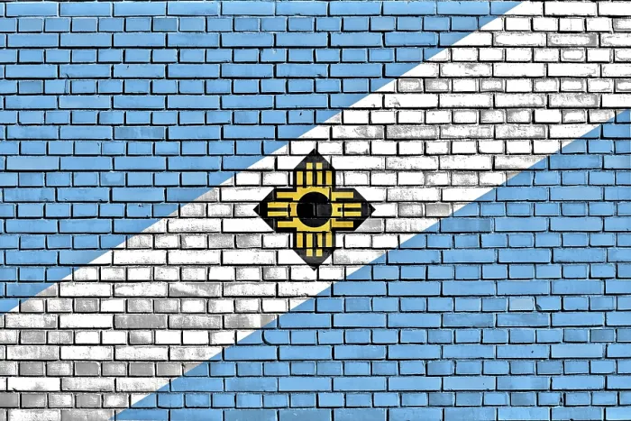 Gerahmter Druck : Flagge von Madison auf Backsteinwand gemalt. Gerahmter Druck : Flagge von Madison auf Backsteinwand gemalt.