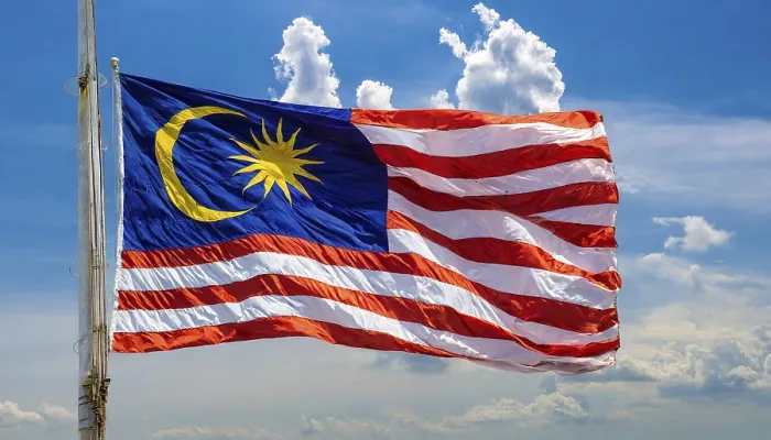 Gerahmter Druck : Das Flagge von Malaysia flattert im Wind. Gerahmter Druck : Das Flagge von Malaysia flattert im Wind.