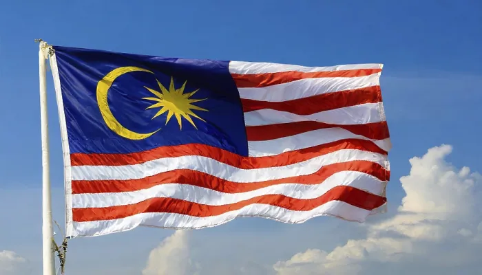 Gerahmter Druck : Das Flagge von Malaysia weht im Wind. Gerahmter Druck : Das Flagge von Malaysia weht im Wind.