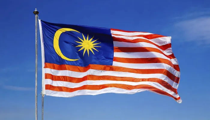 Gerahmter Druck : Das Flagge von Malaysia, flatternd im Wind.