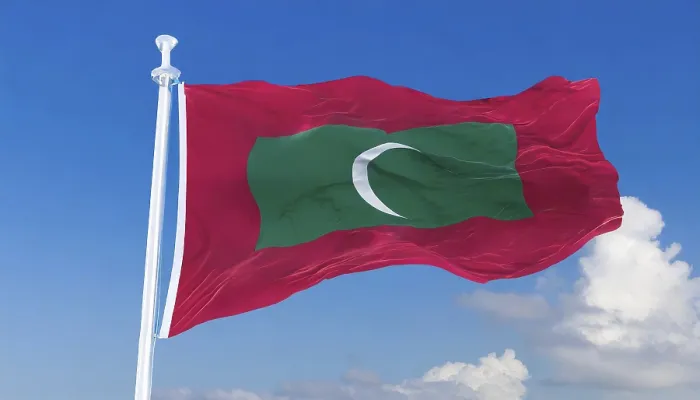 Gerahmter Druck : Das Flagge von Maldives flattert im Wind. Gerahmter Druck : Das Flagge von Maldives flattert im Wind.